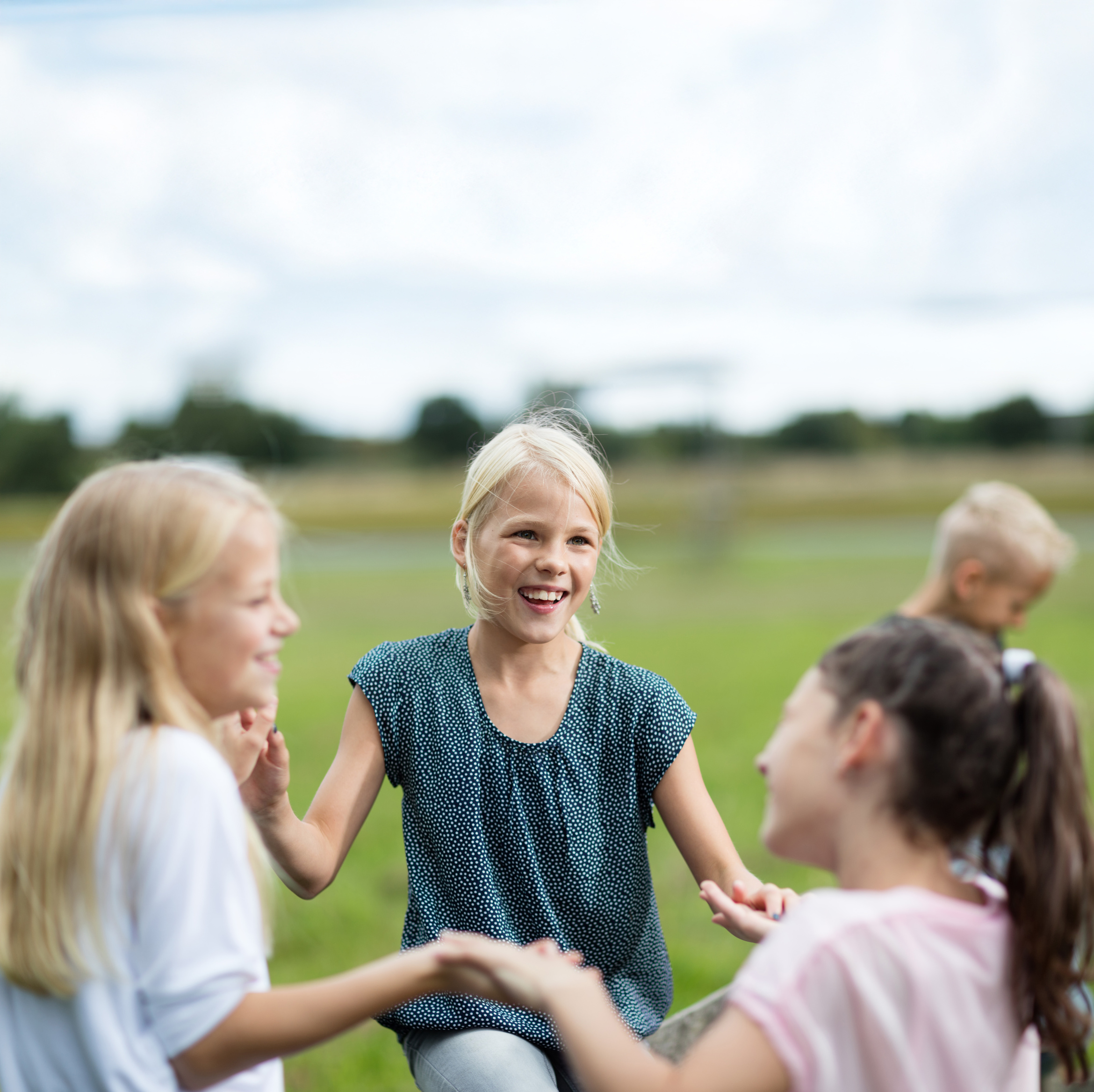 Mädchen spielen Klatschspiel
