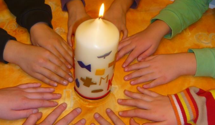 Kommunionkinder mit Kerze