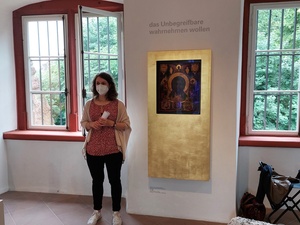 Vera Dembski, Kulturvermittlerin Museen der Stadt Miltenberg, erklärt das Ausstellungskonzept der Mildenburg.