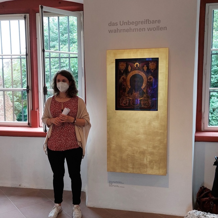 Vera Dembski, Kulturvermittlerin Museen der Stadt Miltenberg, erklärt das Ausstellungskonzept der Mildenburg.
