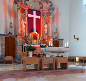 Gestalteter Altarraum Pfarrkirche Michelbach